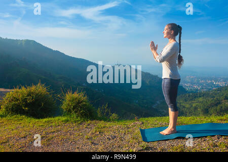 Frau Yoga in den Bergen Stockfoto