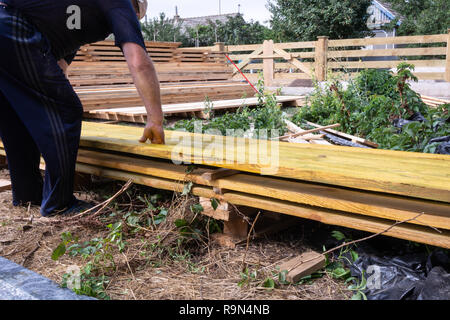 Arbeitnehmer setzt die Bretter auf der Baustelle. Stockfoto