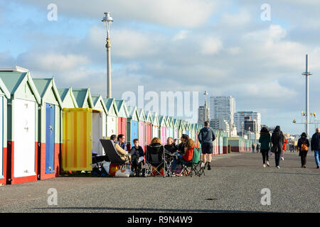 Farbenfrohe Strand Hütten auf Hove Promenade, Brighton, East Sussex, England, Großbritannien Stockfoto