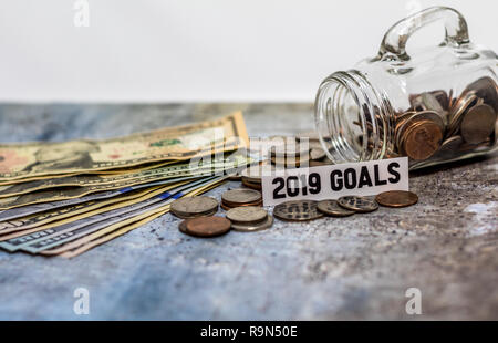 2019 Ziele motivationale Einsparungen Konzept mit Münzen in Glas Glas; Auflösung des neuen Jahres Stockfoto