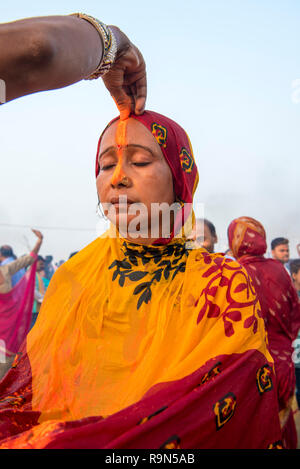 Patna/Indien am 14. November 2018 eine Frau gilt sindoor oder Vermillion auf der Stirn von einer anderen Frau während Chhath Puja feiern in Patna in Biha Stockfoto