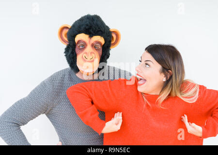 Lustig junge Paar, Freund tragen Affe Maske, verrückt und idiot Beziehung in Liebe Stockfoto