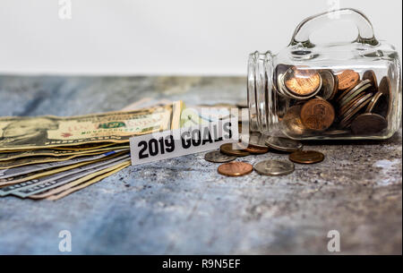 2019 Ziele motivationale Einsparungen Konzept mit Münzen in Glas Glas; Auflösung des neuen Jahres Stockfoto