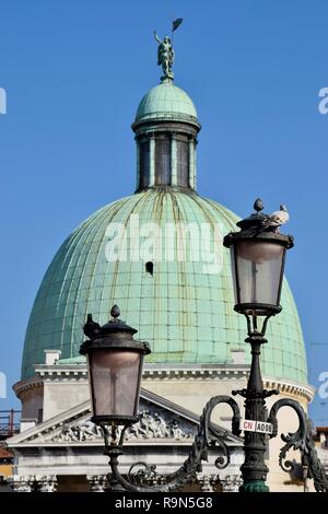 Zwei Vögel auf einem Laternenpfahl mit Blick auf den San Simeone Piccolo Kirche, Venedig, Italien Stockfoto