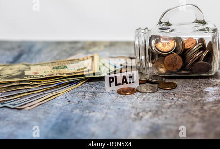 Planzielsetzungen motivationale Einsparungen Konzept mit Münzen in Glas Glas; Auflösung des neuen Jahres Stockfoto