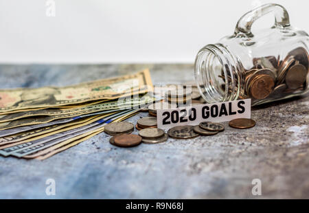 2020 motivierende Einsparungen Konzept mit Münzen in Glas Glas; Auflösung des neuen Jahres Stockfoto