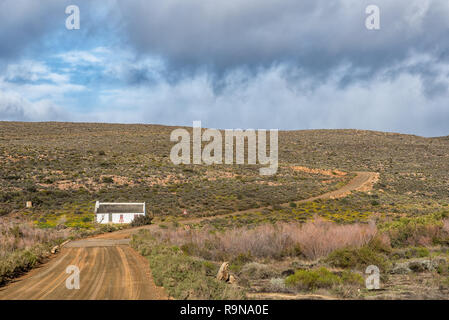 MATJIESRIVIER, SÜDAFRIKA, 27. AUGUST 2018: Landschaft mit einem historischen Haus mit Schilf Dach am Matjiesrivier in der cederberg Mountains Stockfoto