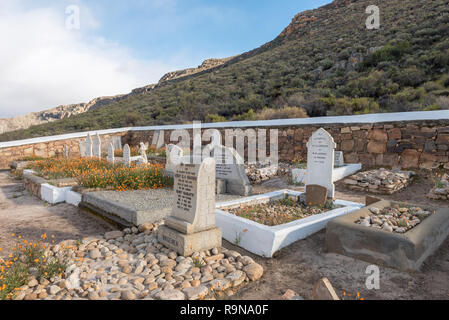 MATJIESRIVIER, SÜDAFRIKA, 27. AUGUST 2018: historische Gräber in der Nähe des Büros der Matjiesrivier Naturschutzgebiet in den Cederberg Mountains Stockfoto