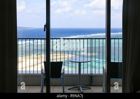 Hotel Zimmer mit Meerblick in der Nähe des Meeres in der Umwelt- und grüne Lage auf der Insel. Die Fenster mit Blick auf den Ozean. Die unendlichen Weiten o Stockfoto