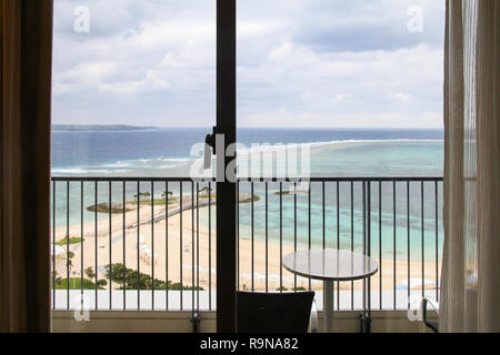 Hotel Zimmer mit Meerblick in der Nähe des Meeres in der Umwelt- und grüne Lage auf der Insel. Die Fenster mit Blick auf den Ozean. Die unendlichen Weiten o Stockfoto