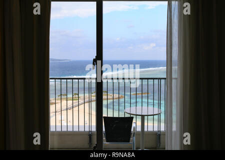 Hotel Zimmer mit Meerblick in der Nähe des Meeres in der Umwelt- und grüne Lage auf der Insel. Die Fenster mit Blick auf den Ozean. Die unendlichen Weiten o Stockfoto