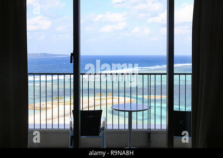 Hotel Zimmer mit Meerblick in der Nähe des Meeres in der Umwelt- und grüne Lage auf der Insel. Die Fenster mit Blick auf den Ozean. Die unendlichen Weiten o Stockfoto