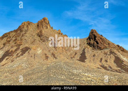 Gezackten Hügeln entlang der östlichen Titus Canyon Road im Death Valley National Park, Kalifornien, USA Stockfoto