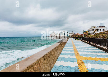 Okinawa Hafen Meer bei schlechtem Wetter Stockfoto