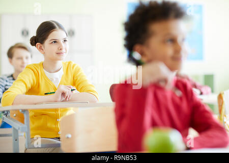 Neugierige Schülerinnen und Schüler in der Klasse Stockfoto