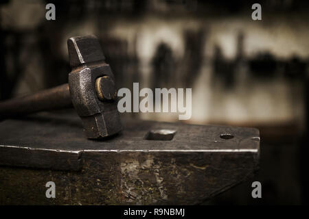 Hammer und Amboss im Schmiedehandwerk Stockfoto