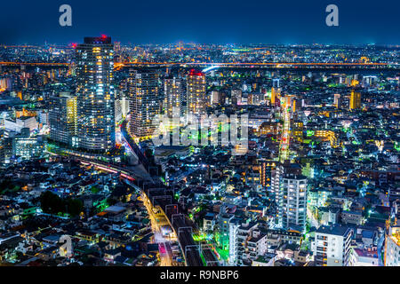 Asien Business Konzept für Immobilien und Corporate Bau - Panoramablick auf die Skyline der Stadt Antenne Nacht Sicht unter Neon Nacht in Koto Bezirk, t Stockfoto