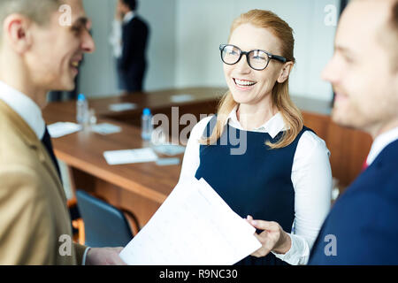 Diskussion politischer Dokumente Stockfoto