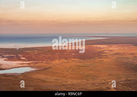 Luftaufnahme der abgelegenen Region Kimberley im Nordosten Westaustraliens. Der Indische Ozean ist in der Ferne sichtbar. In der Nähe von Broome, WA, Australien Stockfoto