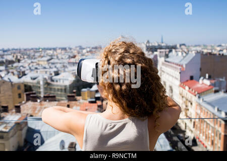 Mädchen mit VR-Headset Stockfoto