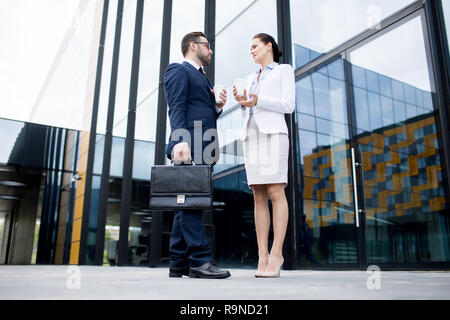 Leute, die sich für Business Kleidung sprechen außerhalb der Stockfoto