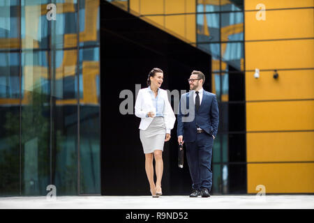 Lächelnd Mann und Frau heraus erhalten Bürogebäude Stockfoto