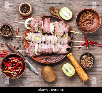 Raw würziges Rindfleisch Shish Kebab auf einer Platte Stockfoto