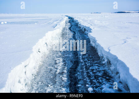 Eisdecke bricht ab und Rebinds Stockfoto