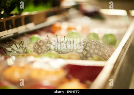 Ananas im Supermarkt Stockfoto