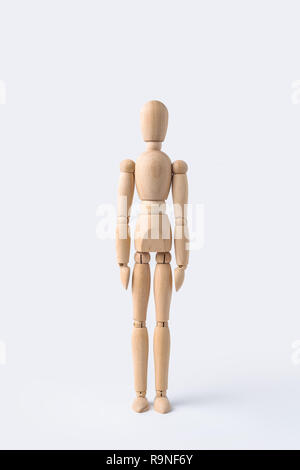 Business- und Designkonzept - hölzerne Puppe auf weißem Hintergrund stehen Stockfoto