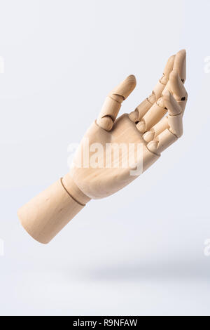 Business- und Designkonzept - Holz- Shake Hand mit Geste auf weißem Hintergrund Stockfoto