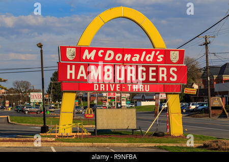 Lancaster, PA, USA - 25. März 2016: Eine frühe McDonald's Zeichen aus den 60er-Jahren, die große goldene Bögen stammt aus dem frühen Tagen der Hamburger resta Stockfoto