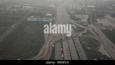 Bangkok, Thailand - 15.September 2018. Flug Sicht der belebten Autobahn in der rush hour. Bangkok ist 12 verkehrsreichsten Stadt der Welt, von 30 im Jahr 2015. Stockfoto