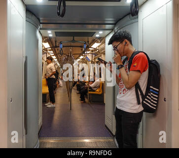 Bangkok, Thailand - 16.September 2018. Die Leute auf der BTS Bahnhof in Bangkok, Thailand. BTS oder Skytrain ist einer der bequemsten Methoden um zu reisen Stockfoto