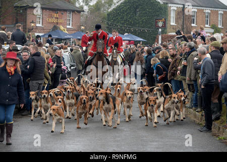 Hunderte von Menschen nehmen an der Essex Jagd treffen an passenden Green Essex. Die Jagd setzt sich aus dem chequers Public House für den traditionellen Boxing D Stockfoto