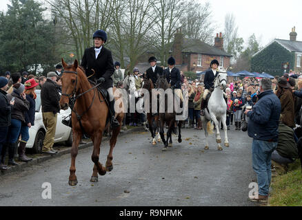 Hunderte von Menschen nehmen an der Essex Jagd treffen an passenden Green Essex. Die Jagd setzt sich aus dem chequers Public House für den traditionellen Boxing D Stockfoto