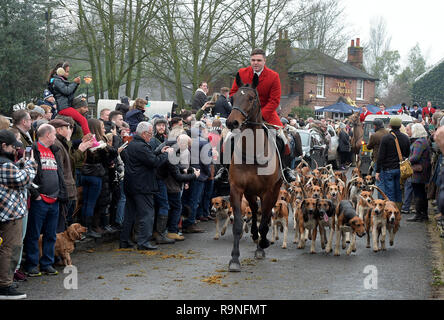 Hunderte von Menschen nehmen an der Essex Jagd treffen an passenden Green Essex. Die Jagd setzt sich aus dem chequers Public House für den traditionellen Boxing D Stockfoto