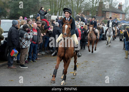 Hunderte von Menschen nehmen an der Essex Jagd treffen an passenden Green Essex. Die Jagd setzt sich aus dem chequers Public House für den traditionellen Boxing D Stockfoto