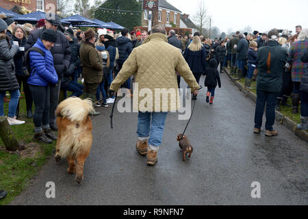 Hunderte von Menschen nehmen an der Essex Jagd treffen an passenden Green Essex. Die Jagd setzt sich aus dem chequers Public House für den traditionellen Boxing D Stockfoto