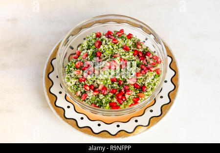 Im Nahen und Mittleren Osten Gericht, vegetarischen Salat mit Petersilie, Minze und Granatapfel. Stockfoto
