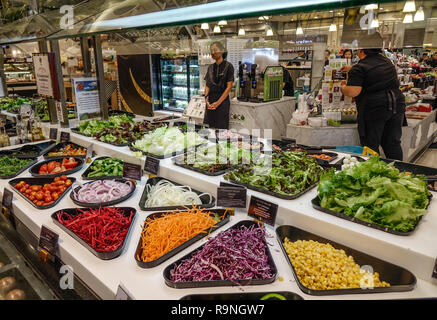 Bangkok, Thailand - 20.April 2018. Salat bar mit frischem Gemüse im Supermarkt in Bangkok, Thailand. Stockfoto