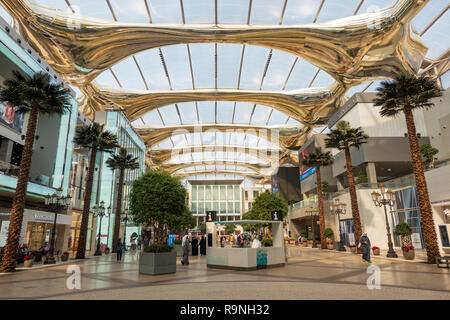 Innenraum der Avenues Shopping Mall in Kuwait City, Kuwait, Naher Osten Stockfoto