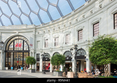 Innenraum der Avenues Shopping Mall in Kuwait City, Kuwait, Naher Osten Stockfoto