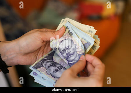 Details mit den Händen einer jungen Dame zählen Banknoten von 50 und 100 Rumänische Lei Währung Stockfoto