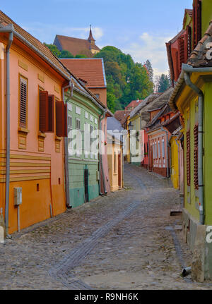 Leere Stein gepflasterten Straße von Alba Iulia, Rumänien mit bunten Häusern im historischen Teil der Stadt. Stockfoto