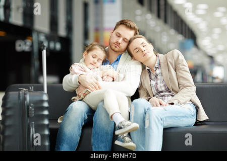 Schlafen im Flughafen Stockfoto