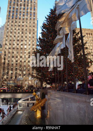 Rockefeller Center, New York City zur Weihnachtszeit mit dem berühmten dekorierten Baum und der Eislaufbahn. Stockfoto