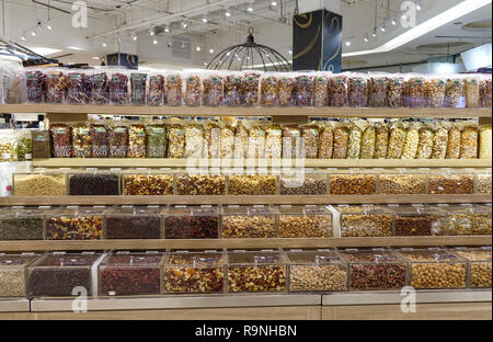 Bangkok, Thailand - 20.April 2018. Getrocknete Nüsse auf dem Regal im Supermarkt von Siam Einkaufszentrum in Bangkok, Thailand. Stockfoto