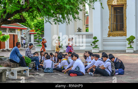 Bangkok, Thailand - 17.Juni 2018. Junge Schüler besuchen Sie Wat Pho Tempel in Bangkok, Thailand. Auch Wat Pho, den Tempel des Liegenden Buddha bekannt. Stockfoto