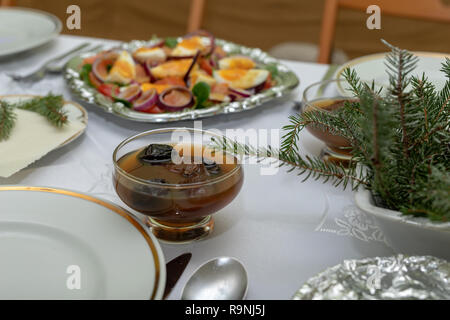 Lecker Kompott am Heiligabend Tabelle. Gerichte für Weihnachtsessen vorbereitet. Hellen Hintergrund. Stockfoto